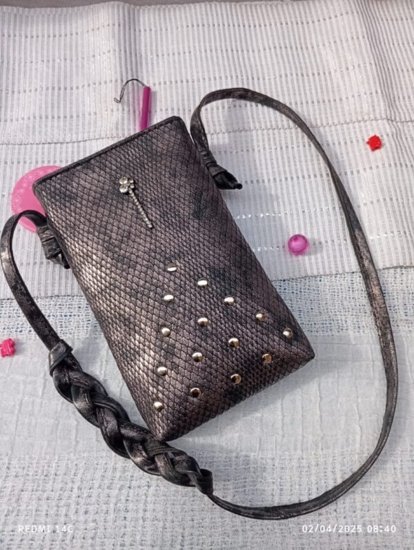 THE AMIRA CELLPHONE BAG