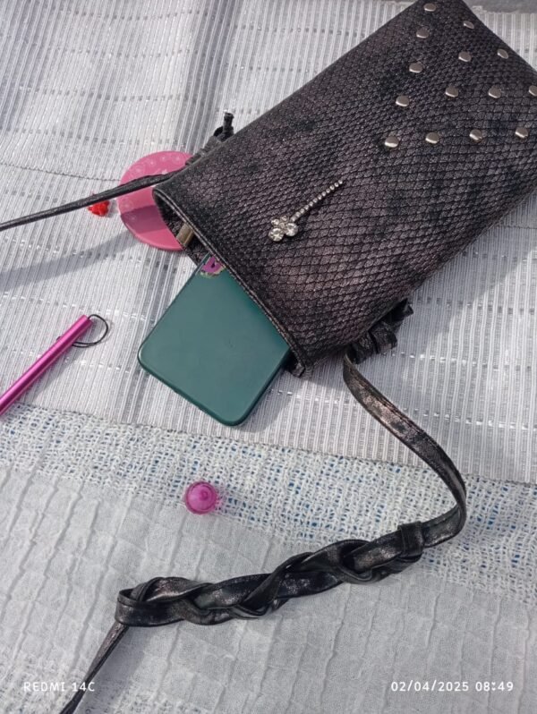 THE AMIRA CELLPHONE BAG