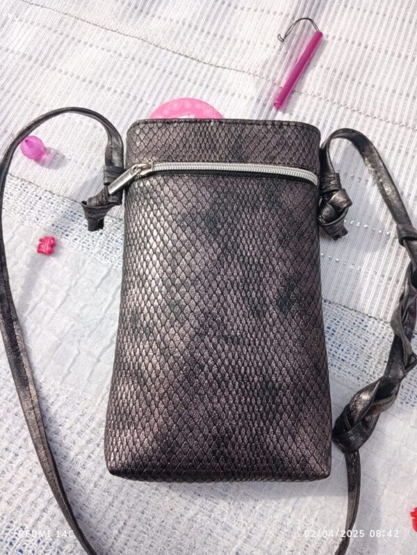 THE AMIRA CELLPHONE BAG
